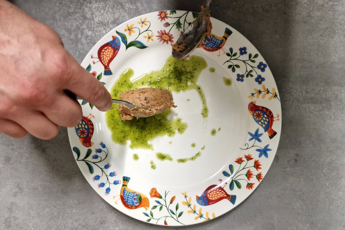 Kuba Korczak do humusu podaje pesto z natki rzodkiewek i marchwi