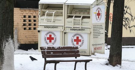 Chciał wyciągnąć ubrania z kontenera. Nie żyje 45-latek