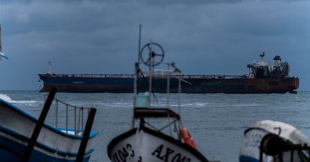 Deyna opuścił Francję. Statek rosyjskiej floty cieni wrócił w morze