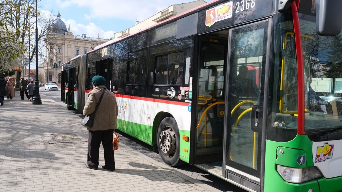 Autobus na przystanku, pasażerowie