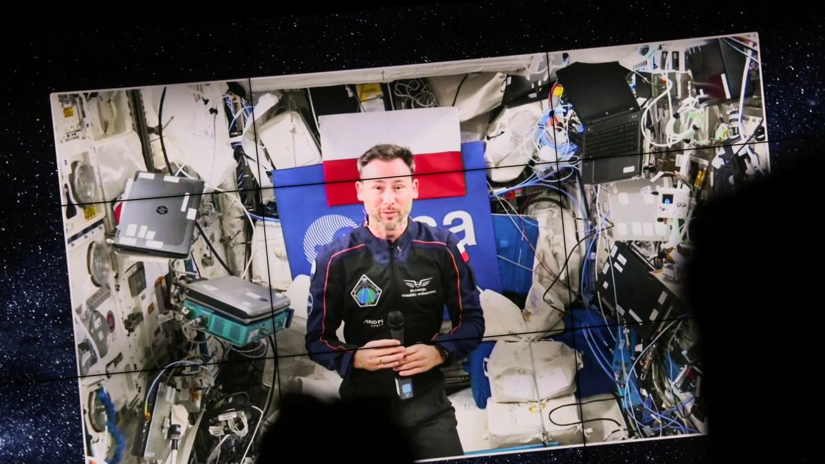 Wideo??czenie ze stacj? kosmiczn? misji Ax-4
Fot. Anita Walczewska/East News, 02.07.2025. KPRM. Wideolaczenie z Miedzynarodowa Stacja Kosmiczna w ramach misji Ax-4. N/z czlonkowie rzadu rozmawiaja ze Slawoszem Uznanskim-Wisniewskim.
Anita Walczewska