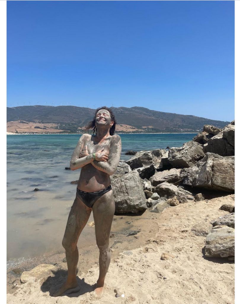 Monika Mrozowska pozuje do zdjęć topless wysmarowana glinką