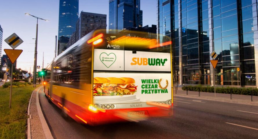 Agora chce mieć reklamy na autobusach i Paczkomatach. Wykłada prawie 20 mln zł