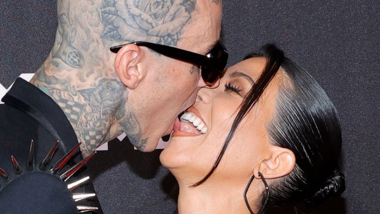 U Kourtney Kardashian i Travisa Barkera BEZ ZMIAN: Migdalą się na tle kościotrupów