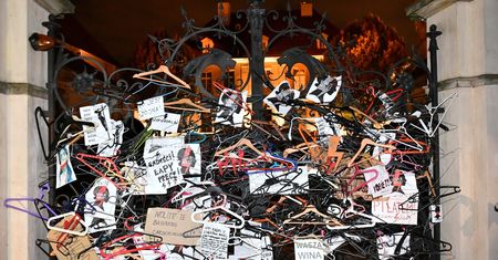 Protesty w Polsce po orzeczeniu TK ws. aborcji. Aktywiści pojawili się przed kościołami