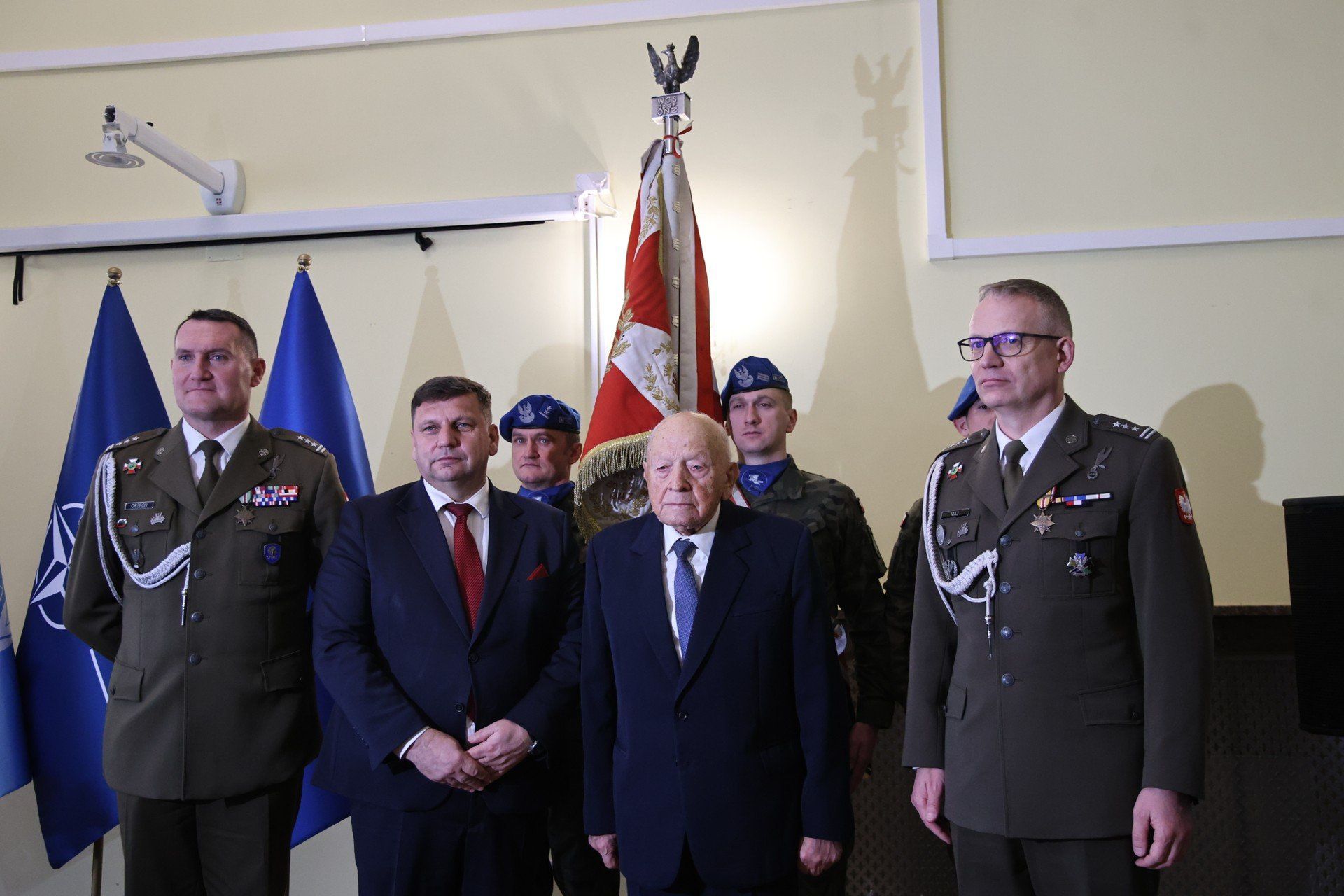 Na zdjęciu od lewej: pułkownik Krzysztof Orzech, wicewojewoda Michał Skotnicki, jubilat Mieczysław Kasiński i podpułkownik Tomasz Maj.