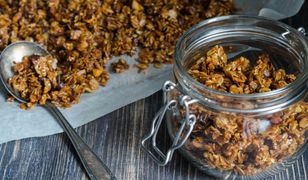 Granola to jedno z ulubionych sposobów na śniadanie na słodko