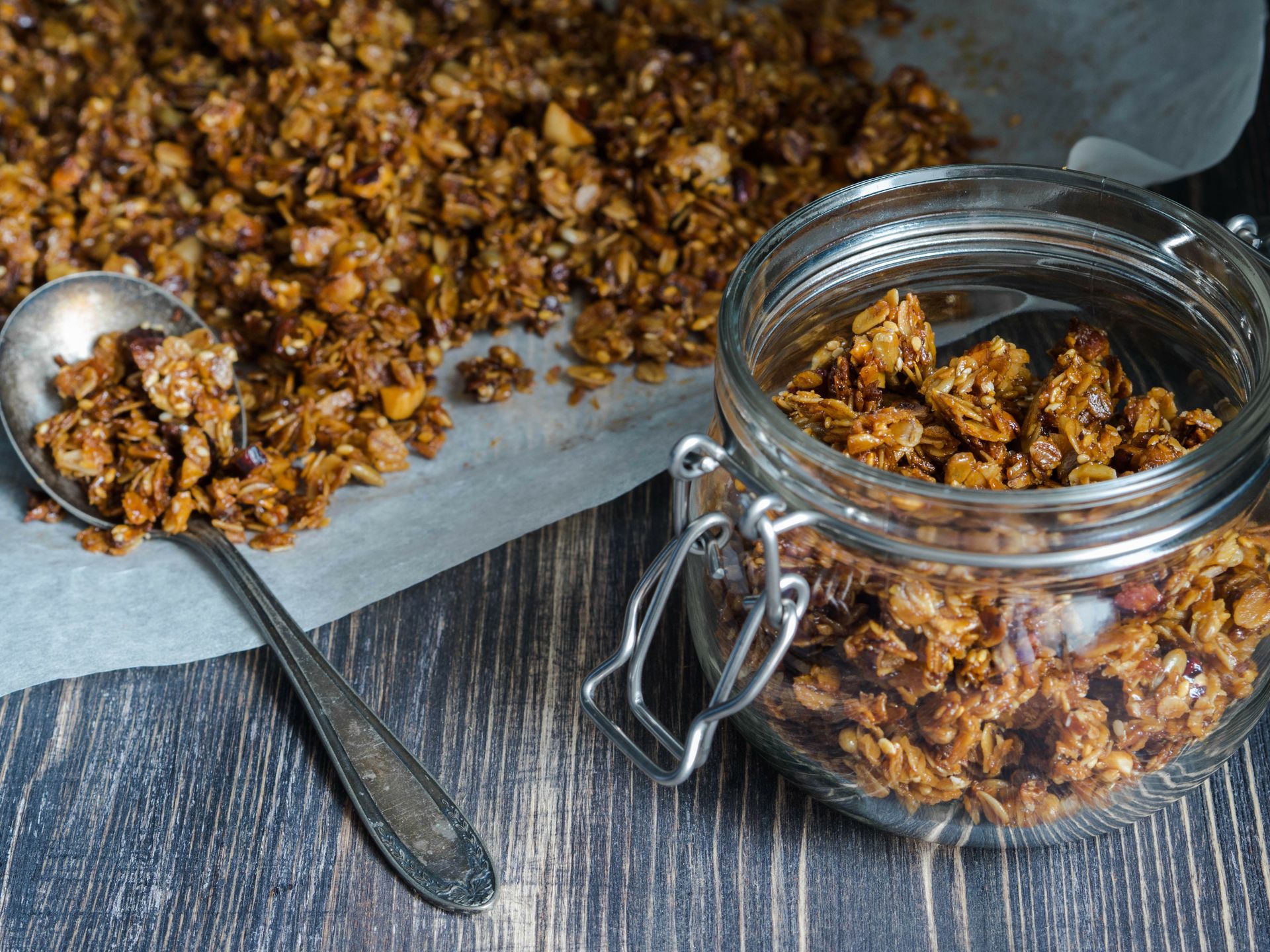 Granola to jedno z ulubionych sposobów na śniadanie na słodko