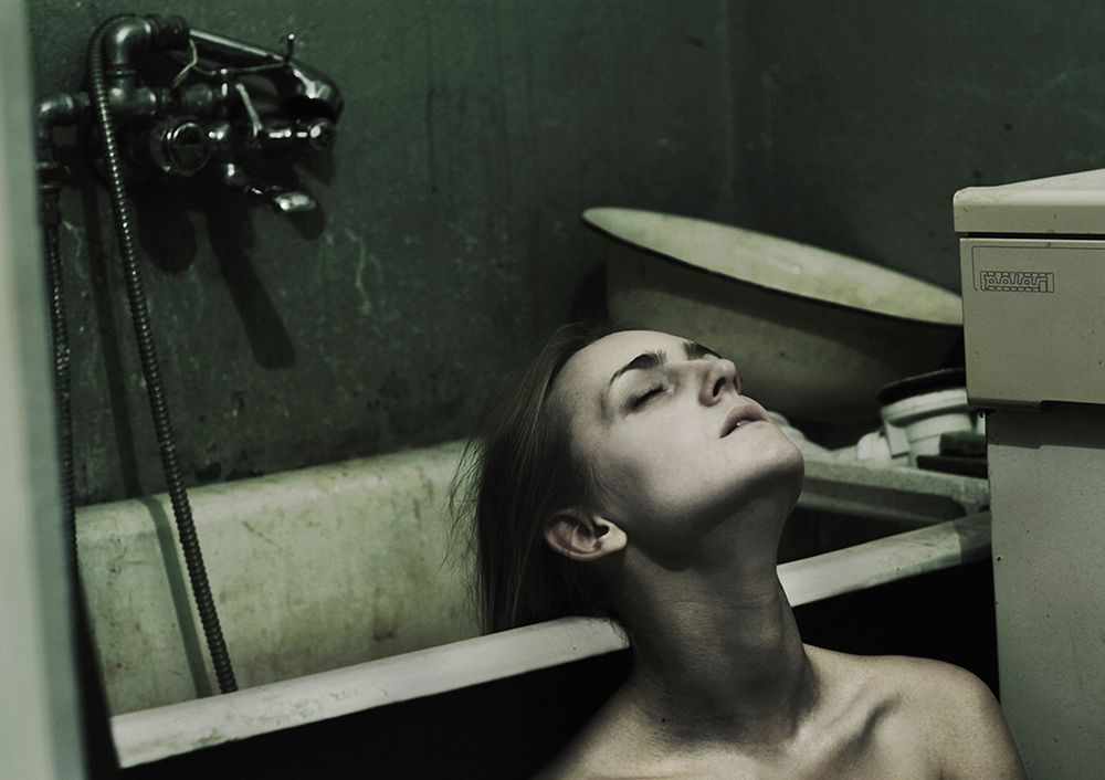 Magdalena Paszko - mroczne, depresyjne portrety kobiet, które są fuzją dwóch osobowości 11