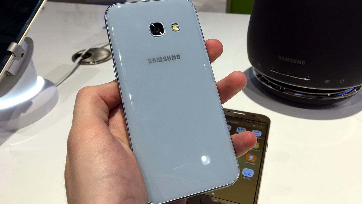 Galaxy A3 i Galaxy A5 (2017) w Polsce. Ceny i przedsprzedażowe gratisy 1