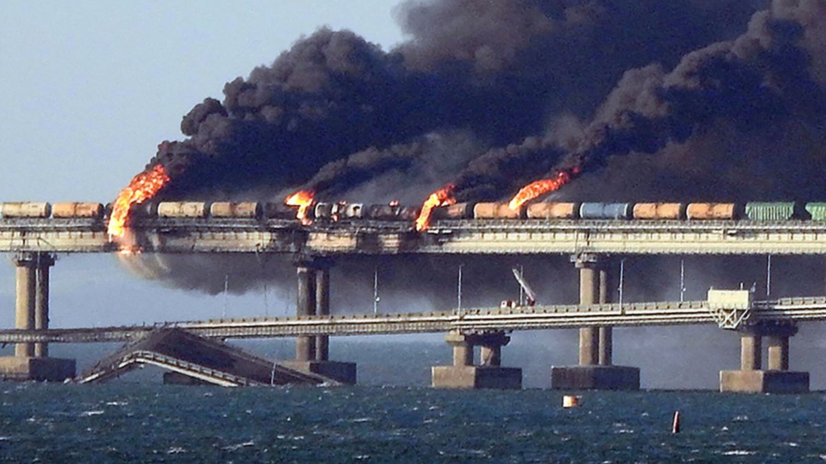 Zniszczony Most Krymski
Black smoke billows from a fire on the Kerch bridge that links Crimea to Russia, after a truck exploded, near Kerch, on October 8, 2022. - Moscow announced on October 8, 2022 that a truck exploded igniting a huge fire and damaging the key Kerch bridge -- built as Russia's sole land link with annexed Crimea -- and vowed to find the perpetrators, without immediately blaming Ukraine. (Photo by AFP)
-
