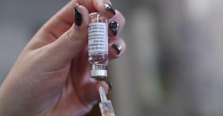 Wielka Brytania zapowiada ważny ruch ws. szczepionek. Chodzi o trzecią dawkę