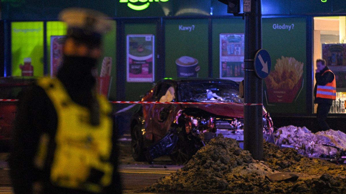 Warszawa, 19.01.2026. Wypadek na skrzyżowaniu ulic Grochowskiej i Zamienieckiej w Warszawie, 19 bm. Zderzyły się dwa samochody, jeden wpadł na przejście dla pieszych, gdzie przechodziła kobieta z 4-letnim dzieckiem. Łącznie rannych zostało sześć osób. Dziecko trafiło do szpitala. (mr) PAP/Marcin Obara