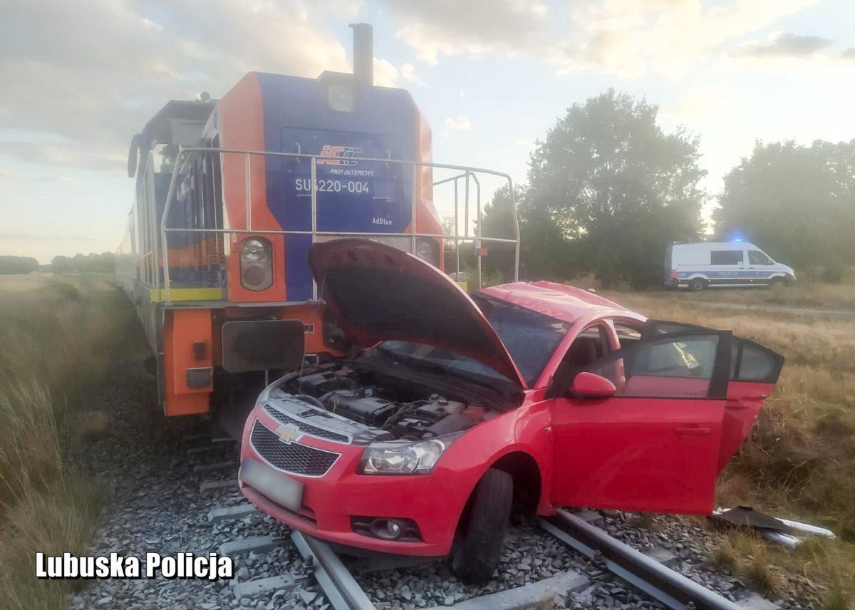 Dramat na torach. Wjechała autem pod pociąg 