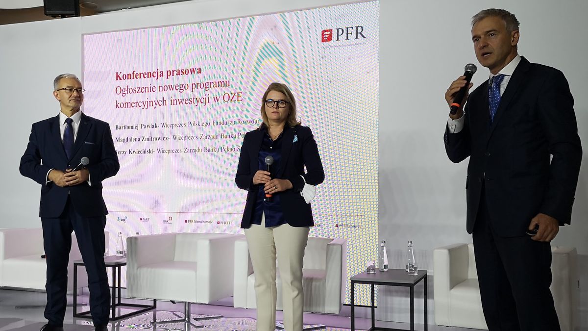 Wiceprezesi Pekao Jerzy Kwieciński i Magdalena Zmitrowicz oraz Bartłomiej Pawlak z PFR ogłaszają współpracę w zakresie finansowania OZE.