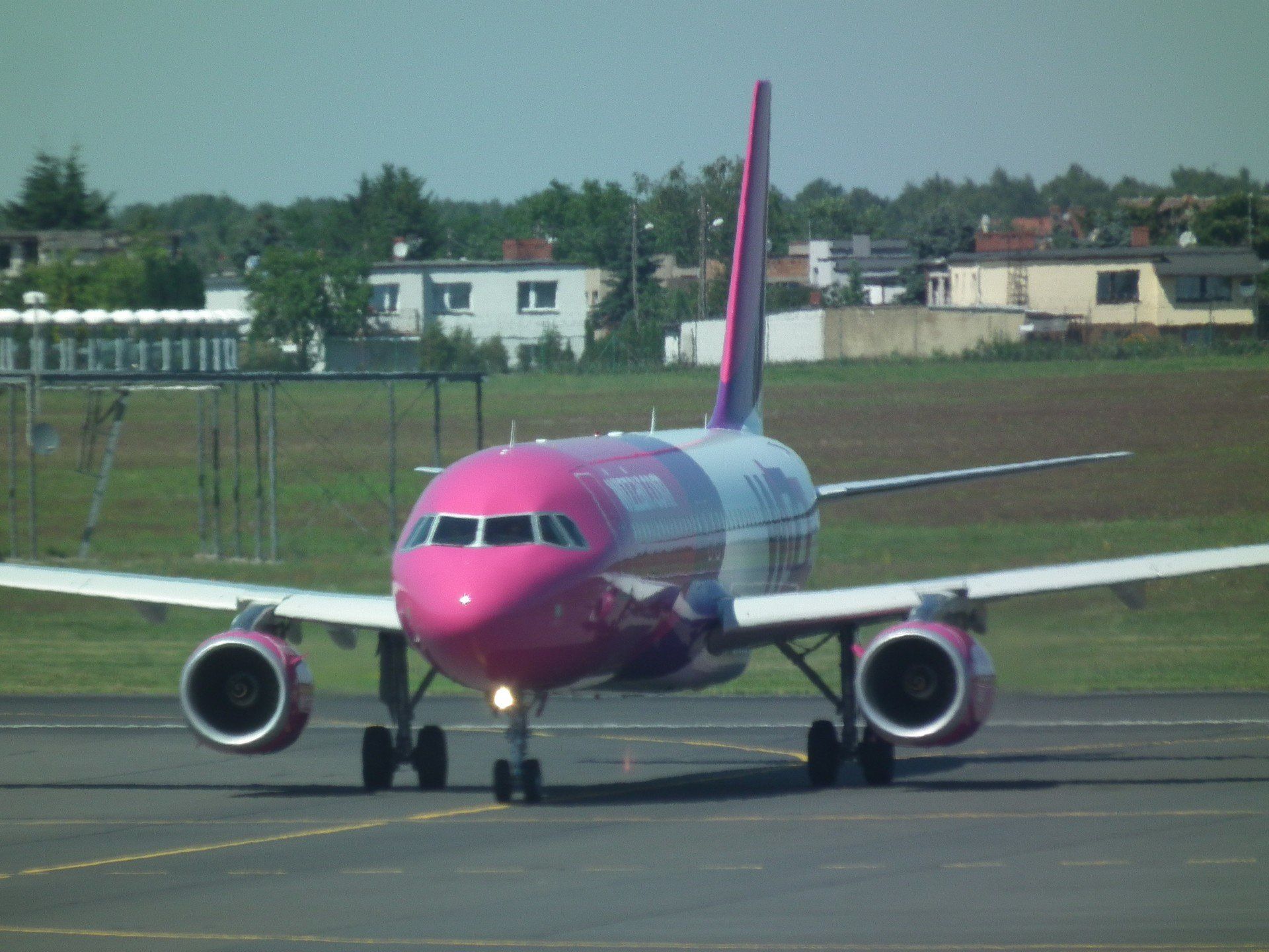 Precyzyjną informację o kosztach połączeń zgodnych z taryfą operatora udostępniły także takie firmy jak Kiwi.com, Sindbad, Unibus czy eSky. Bezpłatną infolinię w języku polskim uruchomili m.in. TAP Portugal oraz platforma Opodo.