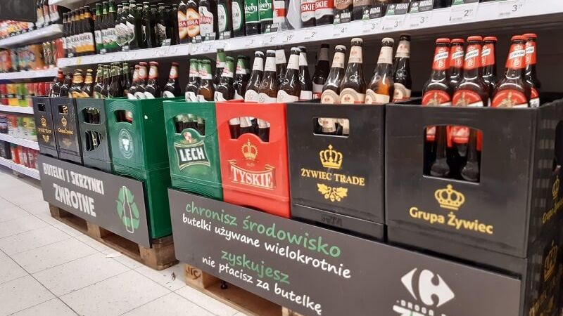 W Carrefour oddasz butelki zwrotne bez paragonu – ruszył test akcji w Warszawie