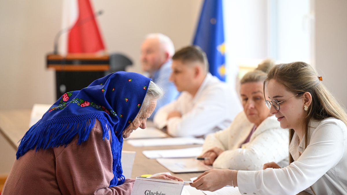 Głuchów, 18.05.2025. Wybory prezydenta RP - I tura. Głosowanie w lokalu wyborczym w Głuchowie k. Rawy Mazowieckiej, 18 bm. Trwa głosowanie w I turze wyborów prezydenta RP. Do jego zakończenia obowiązuje cisza wyborcza. (aldg) PAP/Łukasz Szeląg