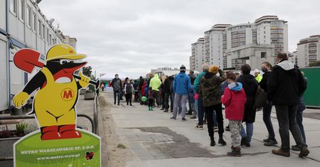 Warszawa. Głód wiedzy o metrze. Tłumy chętnych do zwiedzenia stacji C20 Kondratowicza
