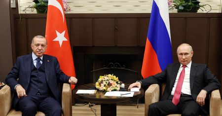 Turcja mówi "nie" i blokuje kradzione zboże. Co opłaca się Putinowi?