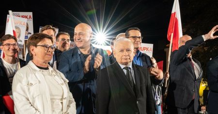PiS "decentralizuje" kampanię i "wycofuje" prezesa. Partia ma jeden cel, pokazują to badania