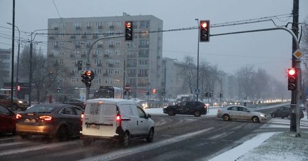 Pogoda. Marznące opady i gołoledź. IMGW o niebezpieczeństwie dla kierowców