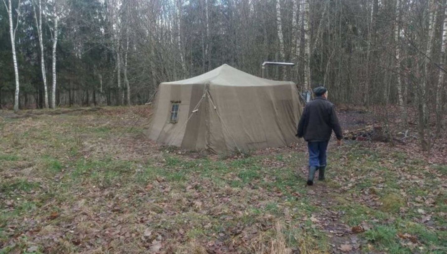 Koronawirus. Rodzina ze strachu ukryła się... w lesie