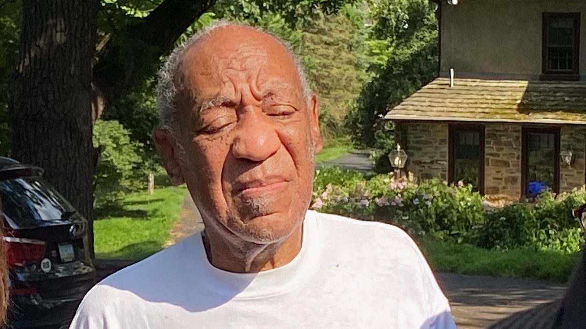 CHELTENHAM, PENNSYLVANIA - JUNE 30: Bill Cosby speaks to reporters outside of his home on June 30, 2021 in Cheltenham, Pennsylvania. Bill Cosby was released from prison after court overturns his sex assault conviction. (Photo by Michael Abbott/Getty Images)