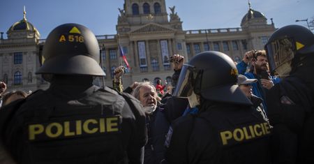 Koronawirus w Czechach. Protesty przeciwko obostrzeniom. Zatrzymano posła