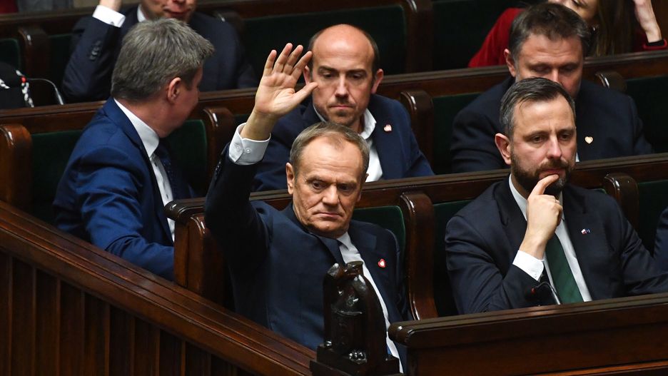 Warszawa, 17.01.2024. Premier Donald Tusk (L)) i wicepremier, minister obrony narodowej Władysław Kosiniak-Kamyszwicepremier, minister obrony narodowej Władysław Kosiniak-Kamysz (P) na sali obrad Sejmu w Warszawie, 17 bm. Sejm odrzucił wniosek o wyrażenie wotum nieufności wobec ministra kultury i dziedzictwa narodowego Bartłomieja Sienkiewicza. (aldg) PAP/Piotr Nowak