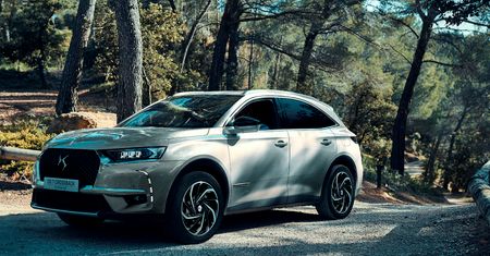 Hybrydowy DS 7 Crossback dostanie napęd na cztery koła. Jego moc to aż 300 KM