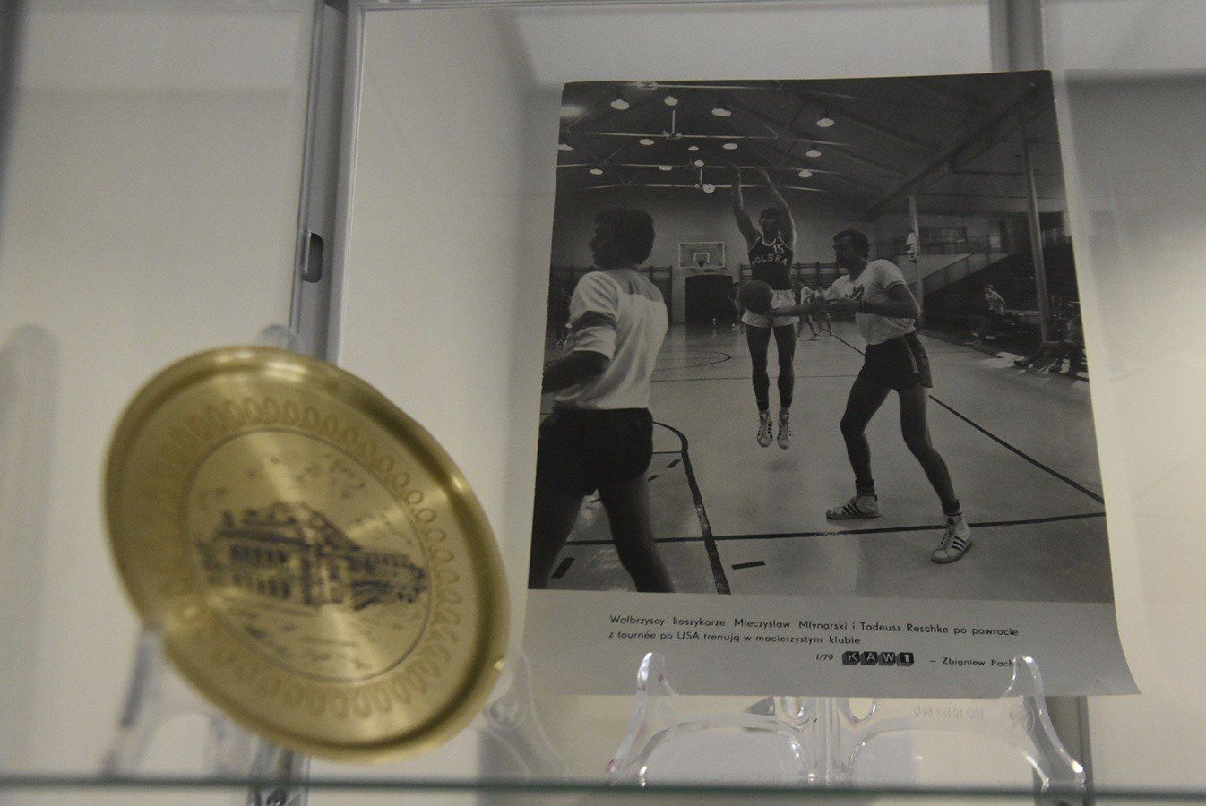 W Aqua Zdroju prezentowane sa pamiatki po Mieczysławi Młynarskim i trochę wałbrzyskiego Górnika