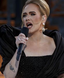 Adele w króciutkiej, złocistej mini. To nie był najbardziej komfortowy wybór