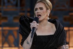 Adele w króciutkiej, złocistej mini. To nie był najbardziej komfortowy wybór