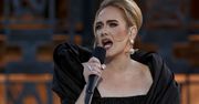 Adele w króciutkiej, złocistej mini. To nie był najbardziej komfortowy wybór