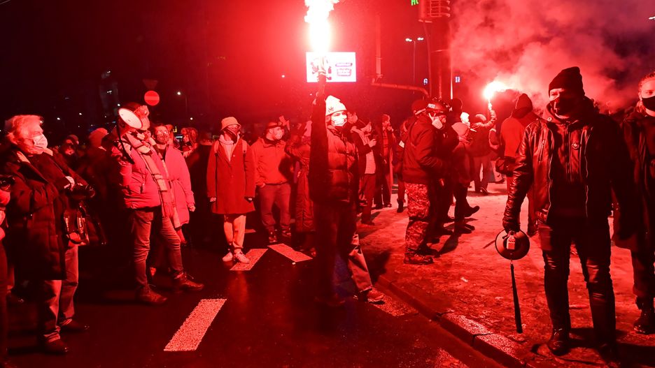 Strajk Kobiet w Warszawie. Kilkanaście osób zatrzymanych. Ranny został policjant