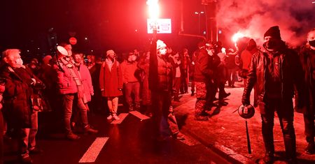 Strajk Kobiet w Warszawie. Kilkanaście osób zatrzymanych. Ranny został policjant