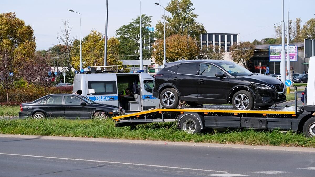 Zderzenie volvo z nissanem na rondzie Berbeckiego