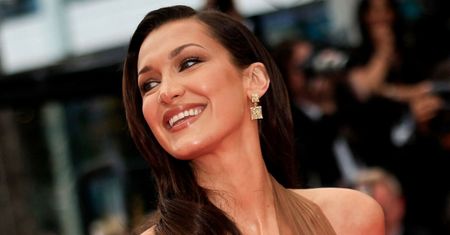Włożyła "naked dress". Gorący trend nadal na topie
