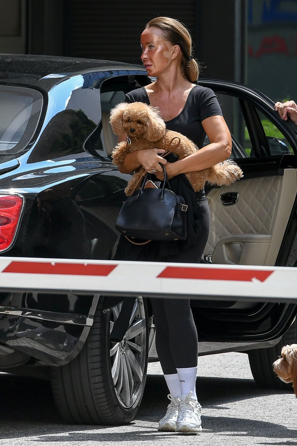 Joanna Przetakiewicz w złotej masce mknie do fryzjera