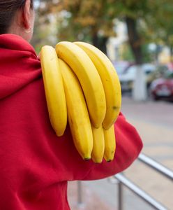 Wsadzają banany do koszyka. Tak singielki szukają męża w marketach