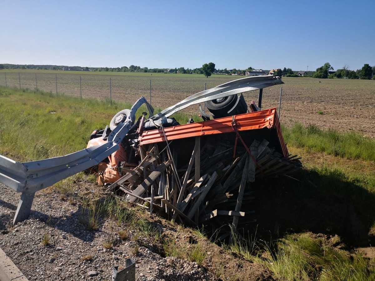 Najechał na tył ciężarówki. Później staranował barierki i dachował