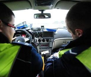 Podwyżki dla policjantów i strażaków. Służby dostaną nowe samochody, broń i radary