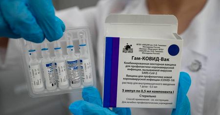 Sputnik V został przystosowany do wariantu Delta koronawirusa? Rosyjska szczepionka pod lupą.
