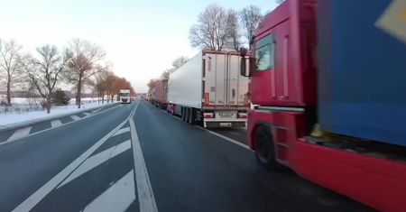 Sznur ciężarówek przed polsko-białoruskim przejściem granicznym ma niemal 30 kilometrów