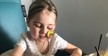 Dramat 4-letniej aktorki. "Straciła wszystkie włosy i ledwo chodzi"