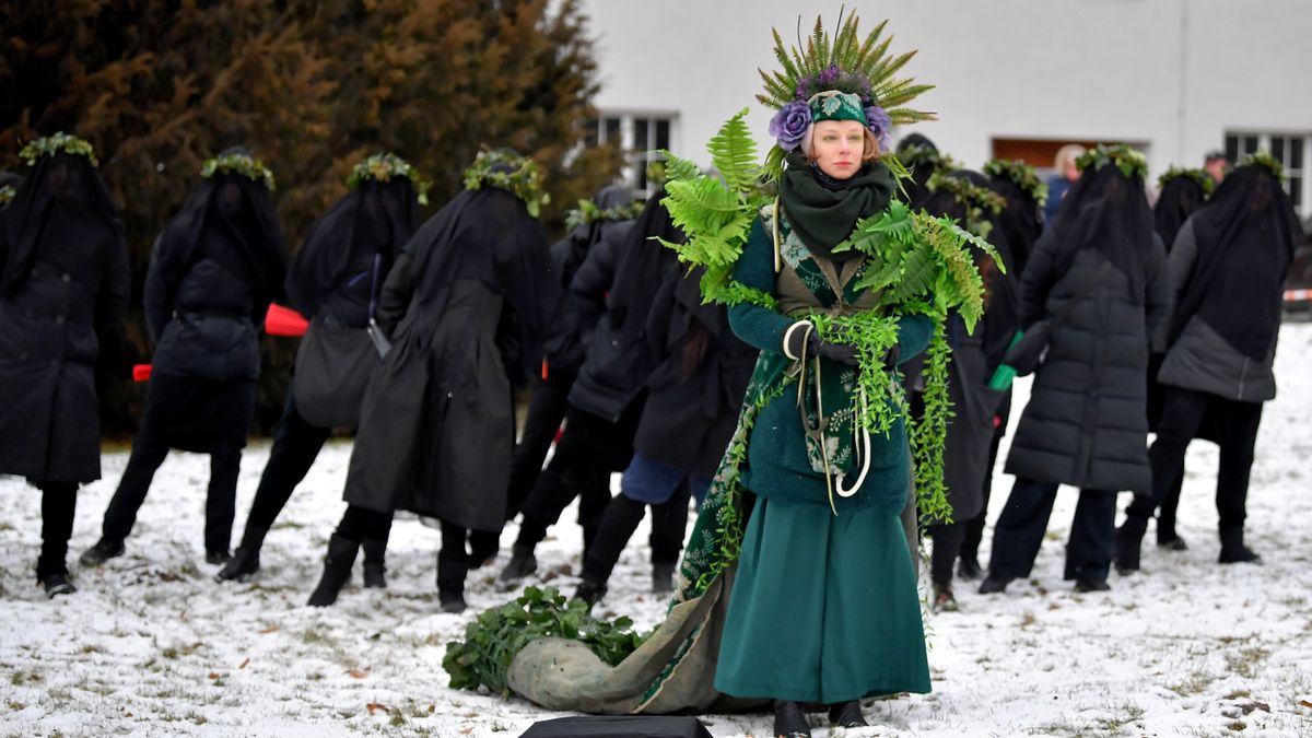 Uczestnicy symbolicznego konduktu żałobnego Matki Natury na terenie Świętokrzyskiego Parku Narodowego w Świętym Krzyżu