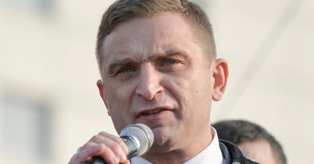 Wpadka Roberta Bąkiewicza. Narodowiec ogłosił, że chce nieść "KRUŻGANEK OŚWIATY". Może najpierw poniesie słownik?
