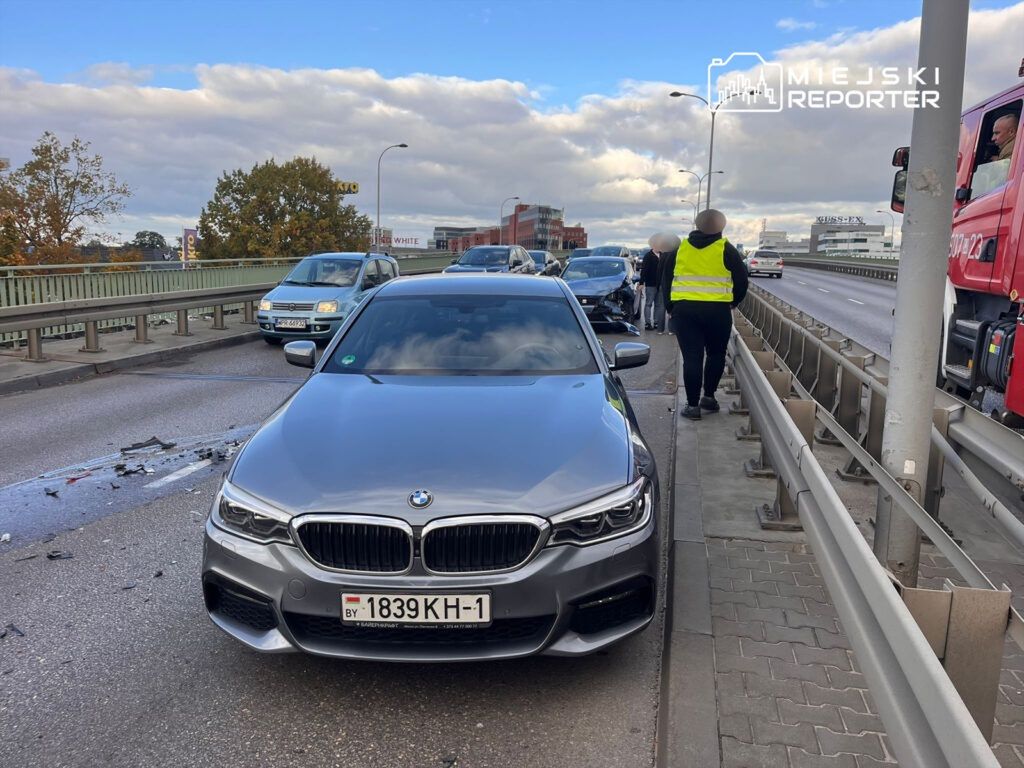 Warszawa: Zderzenie dwóch aut na wiadukcie utrudniło dziś wyjazd