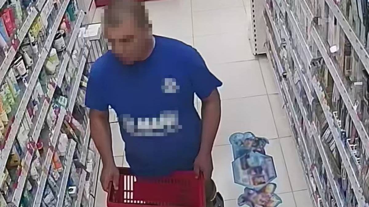 Wizerunek mężczyzny, który ukradł w Rossmannie markowe perfumy
